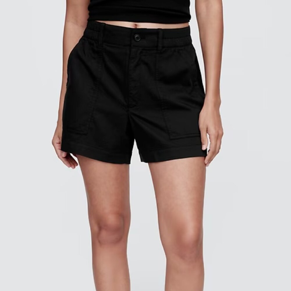GAP Mid-Rise Girlfriend Khaki Shorts with Washwell in Black M
